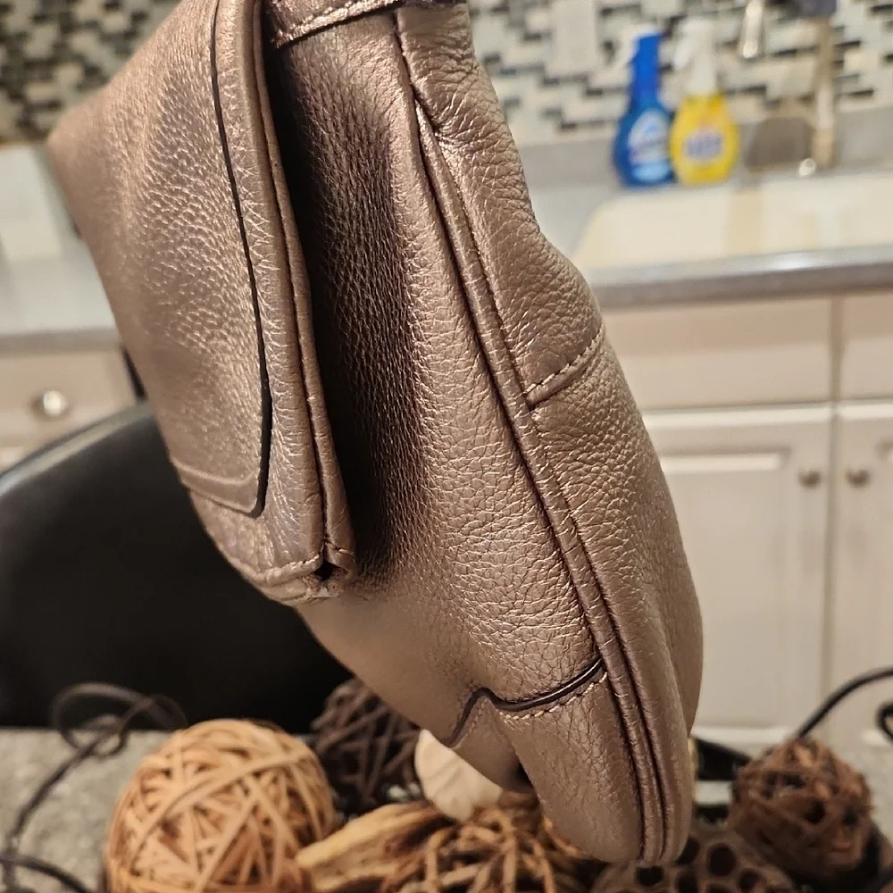 B Makowsky EUC Platinum Metallic Leather Shoulder Bag with Chain Strap
